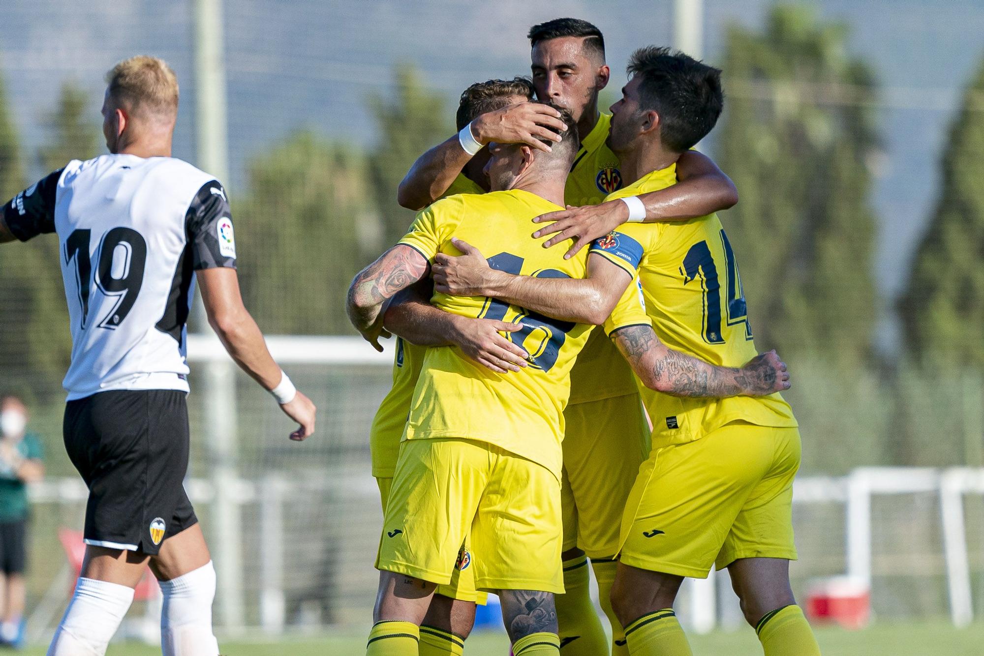 Los futbolistas del Villarreal celebran el gol de Alberto Moreno ante el Valencia, el primero de la pretemporada 2021/22.