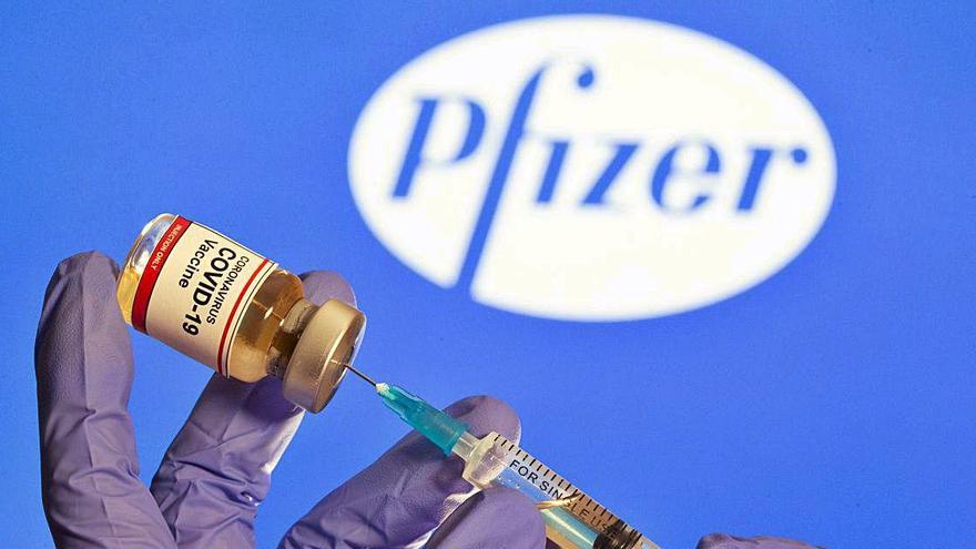 Vacuna amb el logo de Pfizer