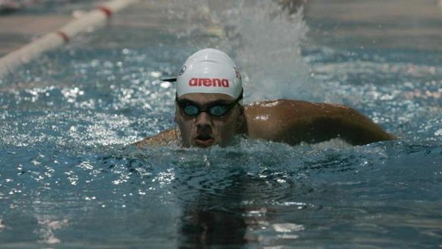 Alejandro Álvarez, durante un entrenamiento en la piscina de La Magdalena de Avilés.