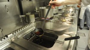 COCINEROS EN LAS FREIDORAS DE UN RESTAURANTE. LA XUNTA INVESTIGA A CONSTRUCTORES Y ABOGADOS POR LA TRAMA DEL ACEITE USADO, POR SI DETRAS DE LAS NUEVAS EMPRESAS SE ESCONDE UNA RED DE BLANQUEO. ESTAFAS. ACEITE USADO. BIDONEROS