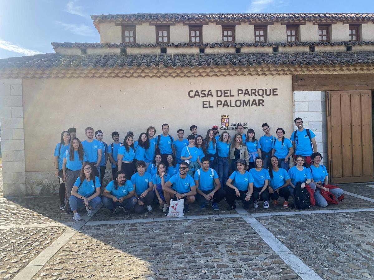 Fotografía de familia de la jornada de voluntariado en la Casa del Parque de Villafáfila