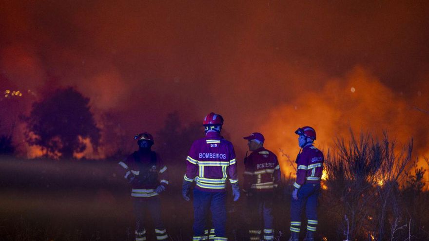 El mayor incendio del verano en Galicia cruza la frontera de Ourense a Portugal