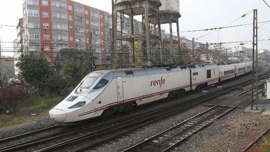 Un tren llegando la estación de Ourense. // Iñaki Osorio