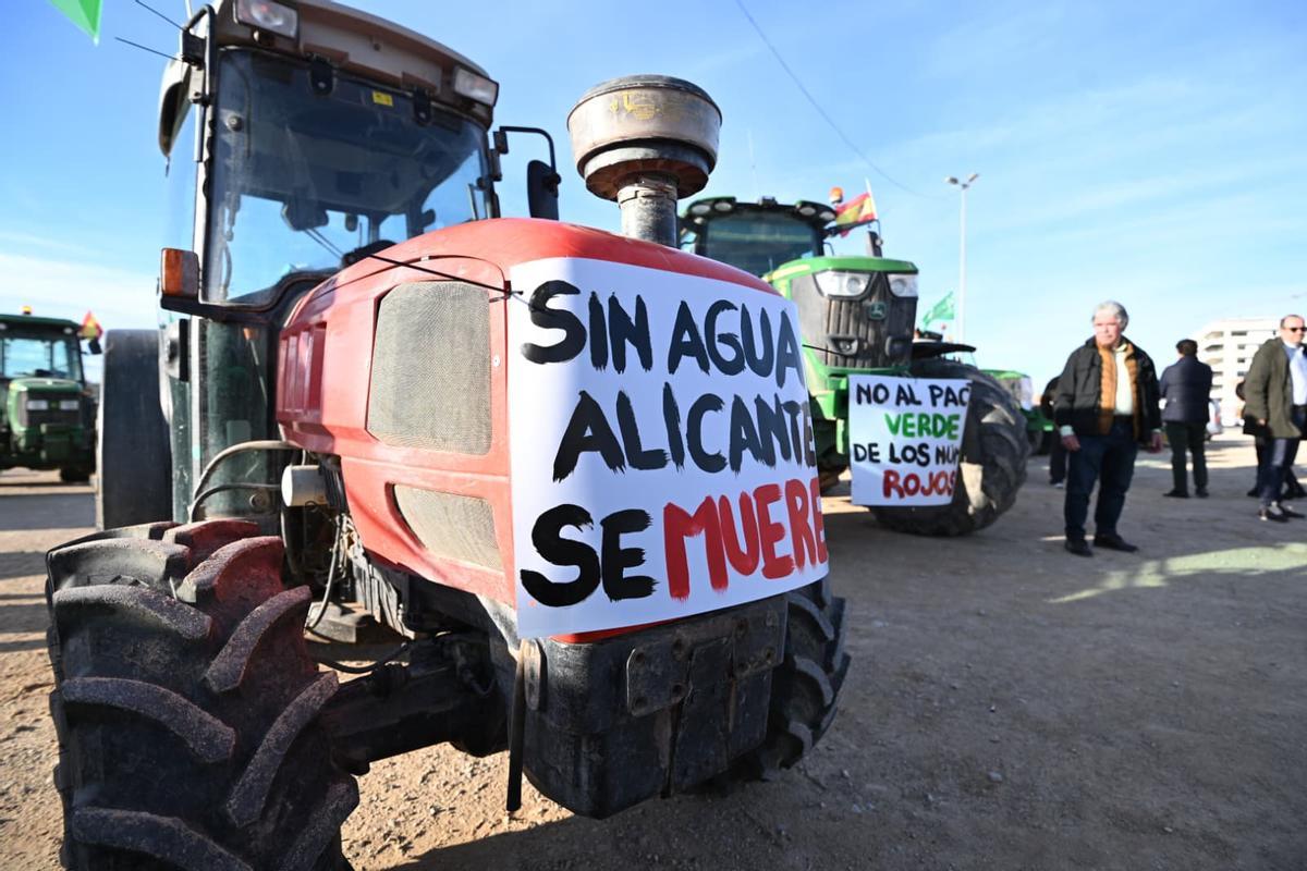 Así ha sido la salida de la tractorada desde Elche