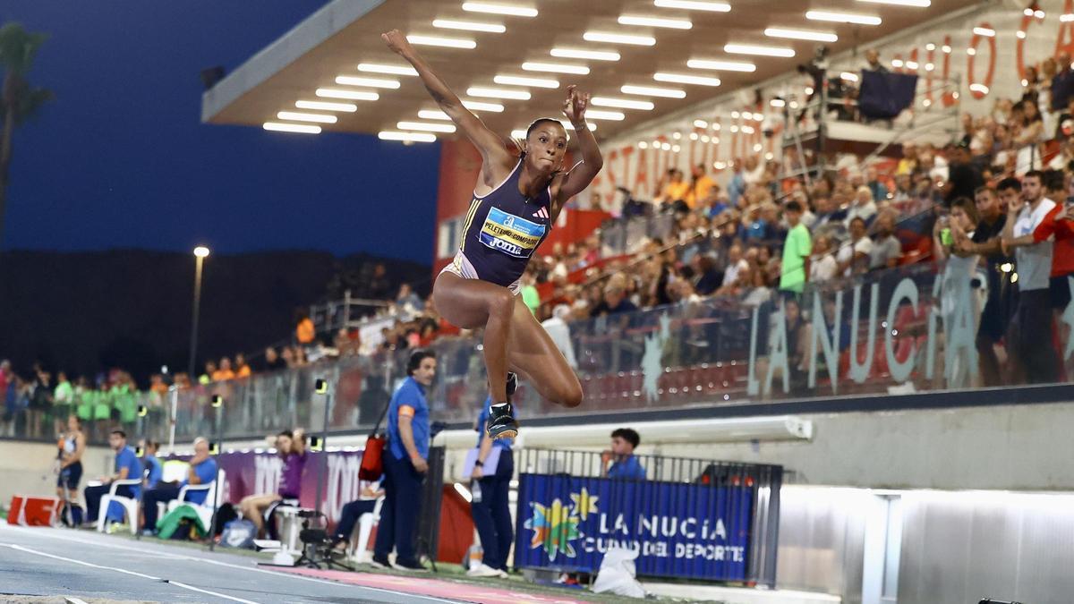 Ana Peleteiro en pleno salto en el Estadi Olímpi.