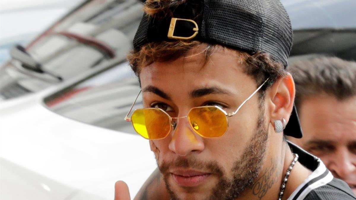 lmmarco41405297 brazilian soccer player neymar gestures as he arrives to att180102192425