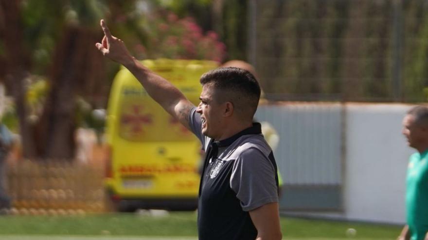 Axel Vizuete, técnico de la Peña Deportiva, en el último duelo contra el Atlético Saguntino.