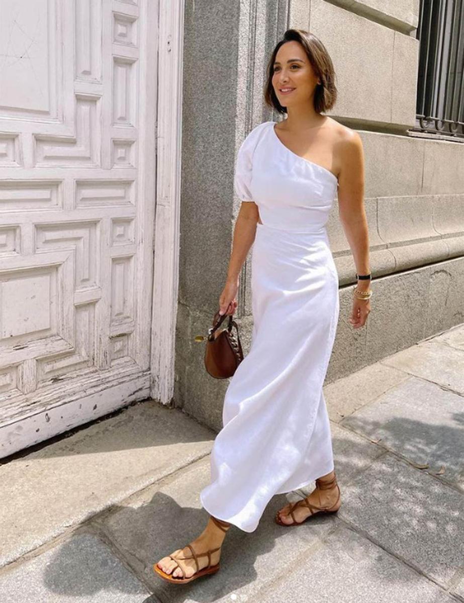 Tamara Falcó con vestido blanco asimétrico de Pedro del Hierro
