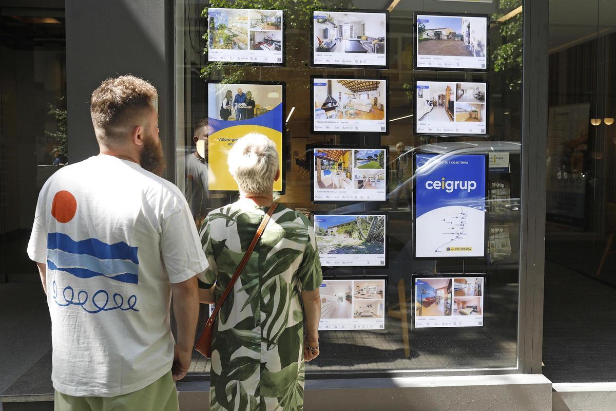 Exterior d'una immobiliària a Girona.