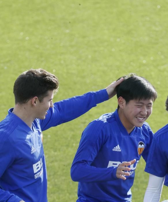 La plantilla felicita a Kang in Lee