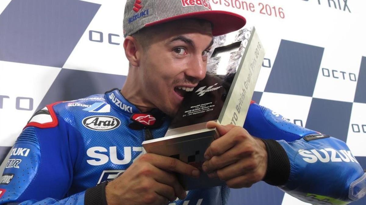 Maverick Viñales muerde el trofeo de Silverstone 'a lo Rafa Nadal'.