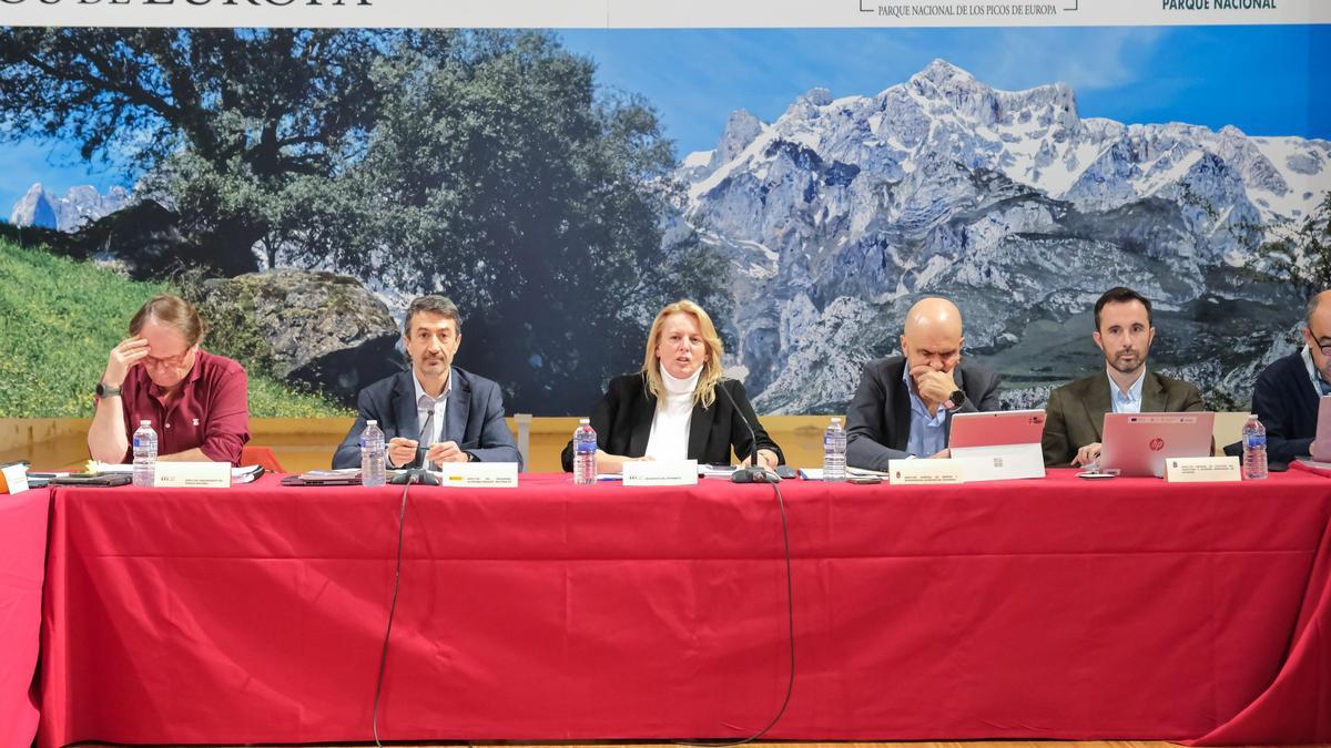 Por la izquierda, el director de la vertiente cántabra del Parque Nacional, Jesús Celada; el director del Organismo Autónomo de Parques Nacionales, Javier Pantoja; la consejera de Desarrollo Rural, Ganadería, Pesca y Alimentación de Cantabria, María Jesús Susinos; el director general de Montes de Cantabria, Ángel Serdio, y el director general de Custodia del Territorio y Prevención de Incendios, David Villar.