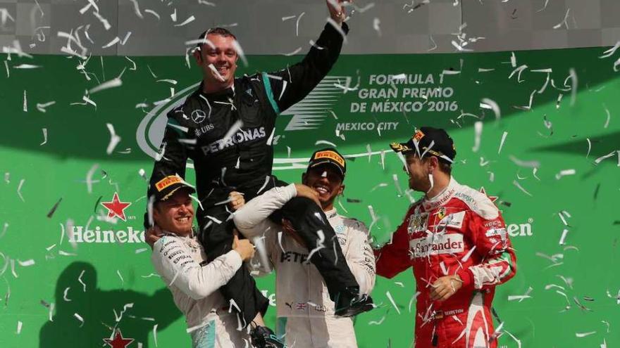 Rosberg y Hamilton celebran con Tony Walton el título de escuderías para Mercedes. // José Méndez