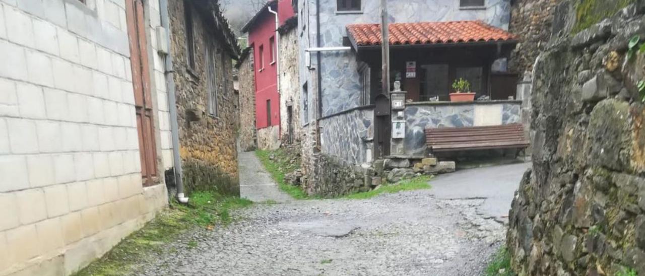 Una calle de la localidad allerana de Villar. A la izquierda, el pueblo de Cuérigo, en el que también se va a actuar. | L. Camporro