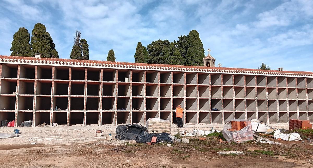 La zona nueva, municipal, y detrás el cementerio parroquial.