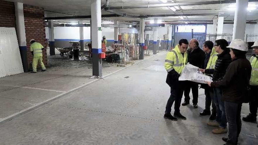 Visita municipal, ayer, a las obras en el aparcamiento de Lugo.