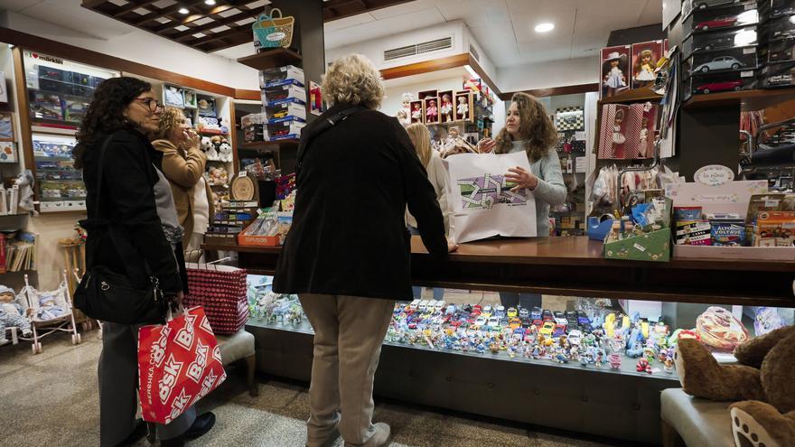 VÍDEO | Las hermanas Aguiló visten de Navidad el escaparate de la juguetería La Industrial