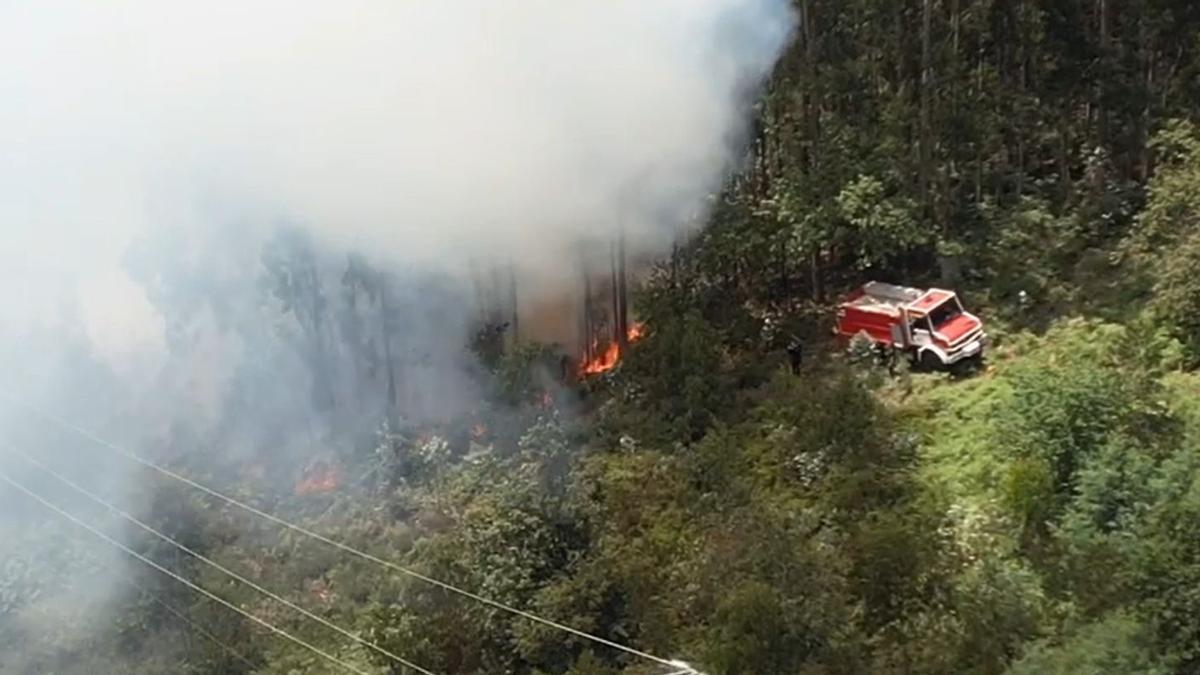 Captura del vídeo grabado por este dron durante el incendio en A Caeira