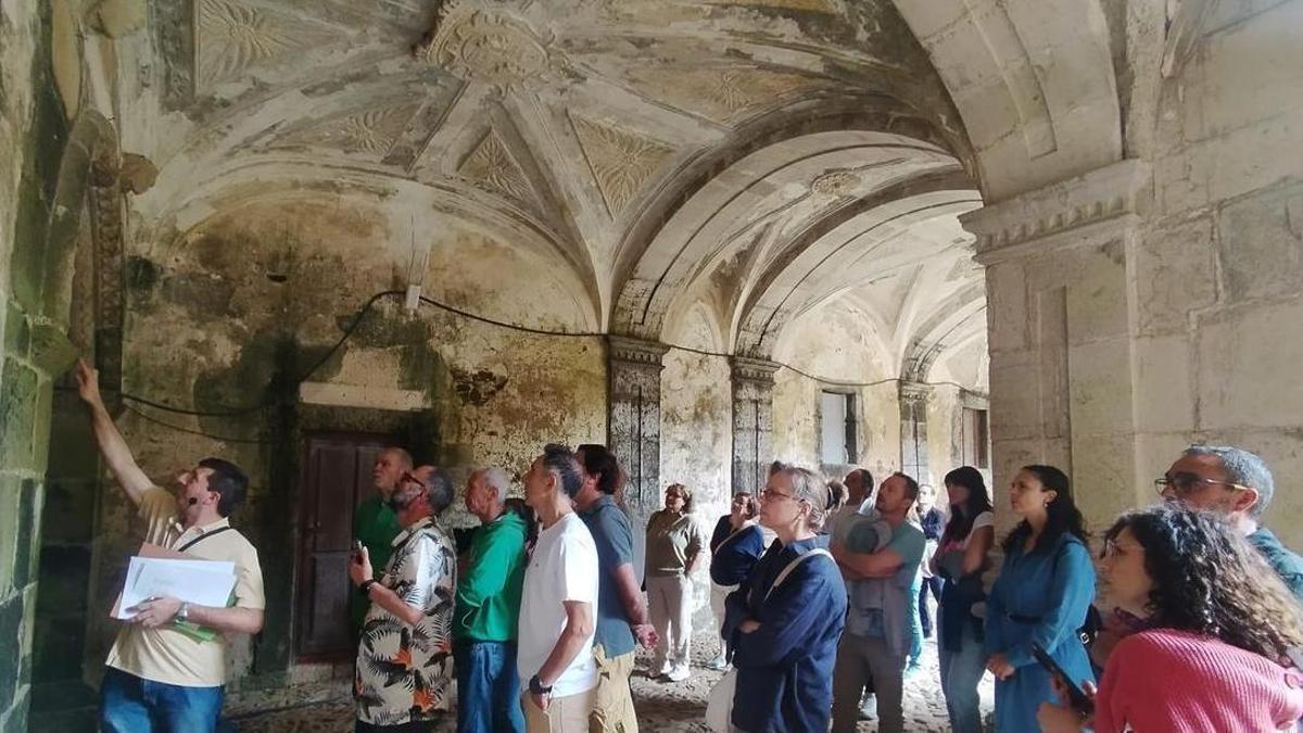 Turistas en una visita guiada al monasterio de San Salvador de Cornellana, en Salas.