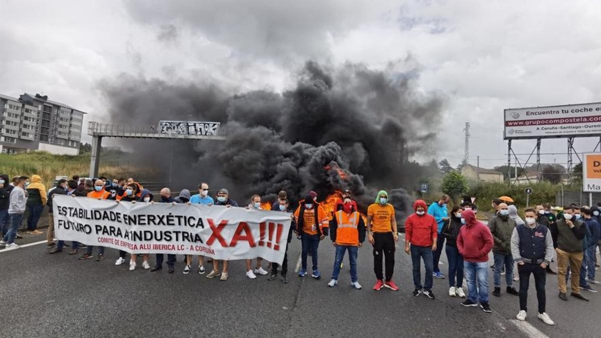 Trabajadores de Alu Ibérica cortan el tráfico en una carretera de A Coruña.