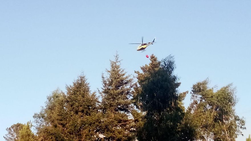 Gran despliegue de medios para sofocar un incendio forestal entre Pontevedra y Marín