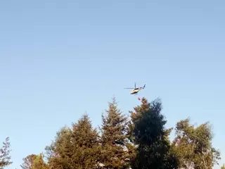 Gran despliegue de medios para sofocar un incendio forestal entre Pontevedra y Marín