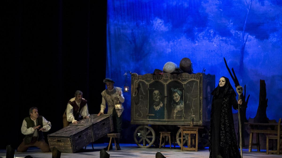 Un momento de la representación 'Polvo serán, mas polvo enamorado' en el Gran Teatro