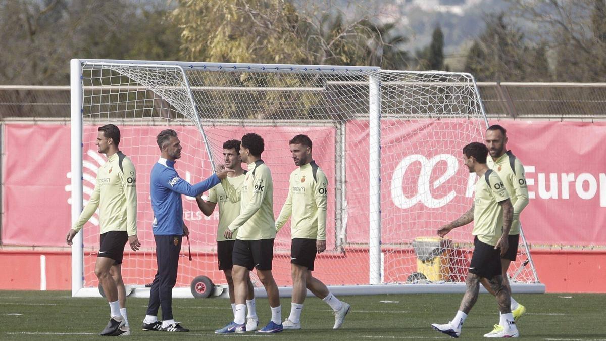 Los jugadores del Mallorca se entrenan en Son Bibiloni bajo las órdenes de Martín Demichelis.