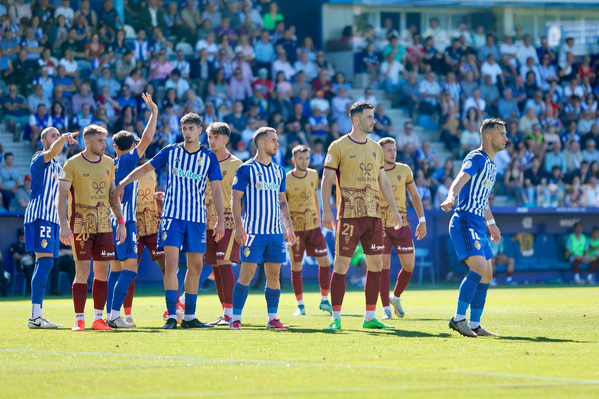 Una imagen del encuentro de ida en El Toralín entre la Ponferradina y el Córdoba CF, hace una semana.