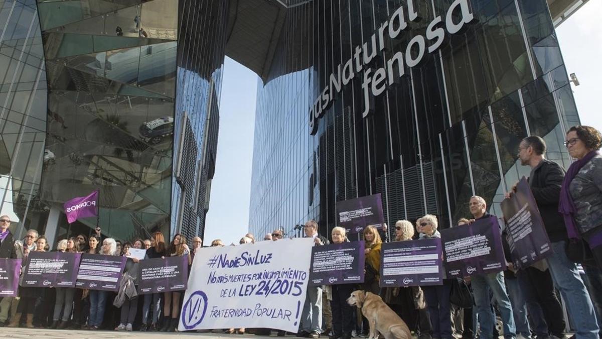 Concentracion protesta   nadie sin luz  frente a la sede de Gas Natural en la Barceloneta  contra la pobreza energetica