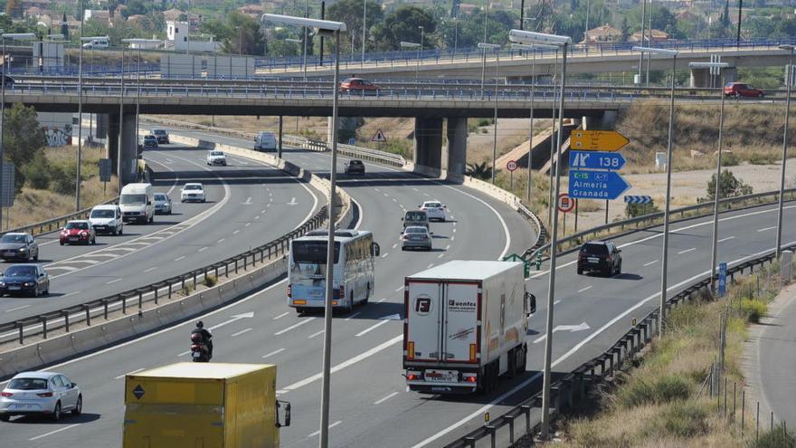 Circulación de vehículos por la A-7 a su paso por Murcia