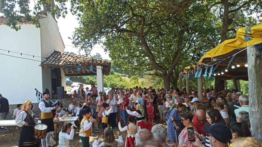 Los niños y las procesiones, alma de las fiestas de barrios y parroquias de Gijón