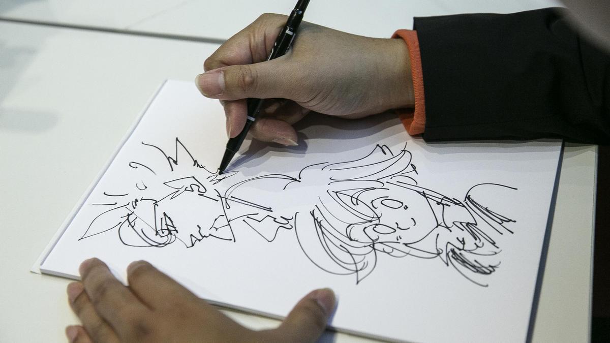 Las manos del mangaka Nakaba Suzuki, mientras dibujo en el Manga Barcelona, este jueves.