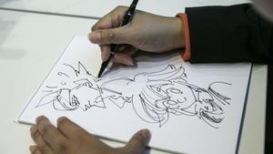 Las manos del mangaka Nakaba Suzuki, mientras dibujo en el Manga Barcelona, este jueves. 