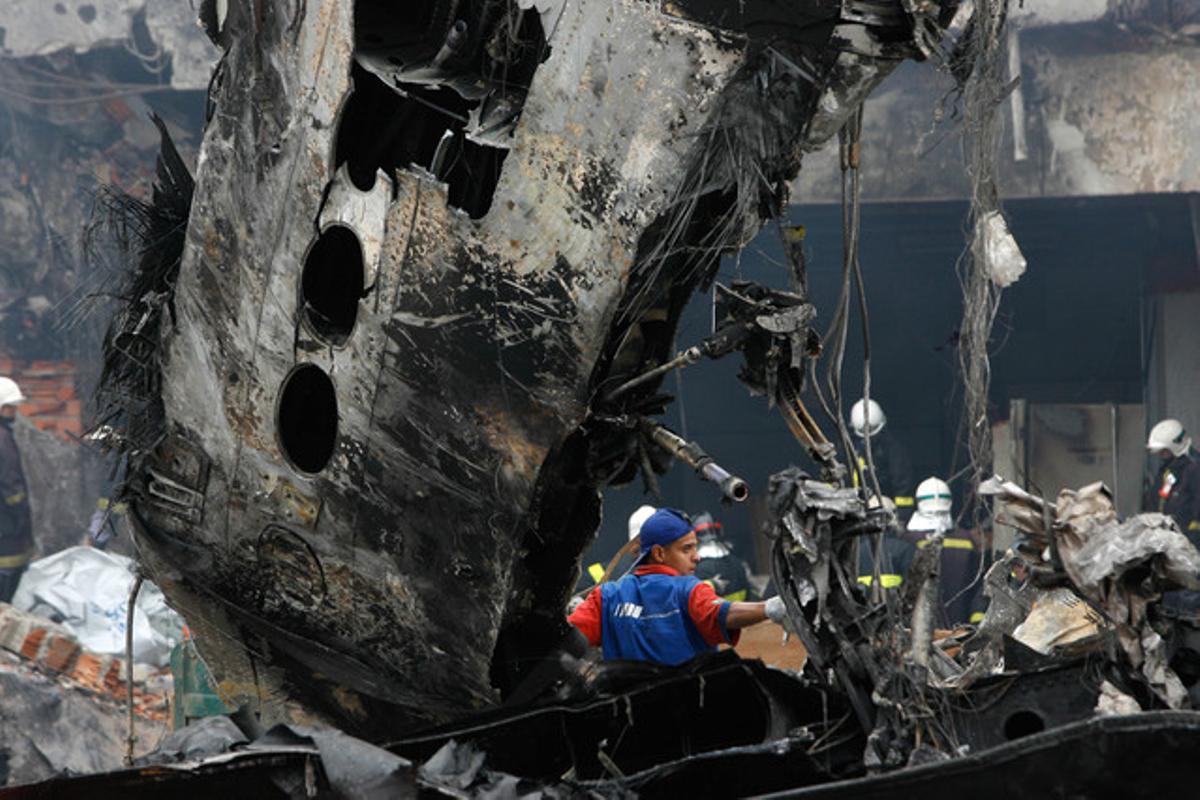 Foto d’arxiu. Restes de l’Airbus 320 de la companyia brasilera TAM després de l’accident que va tenir a Sao Pablo el 17 de juliol del 2007.