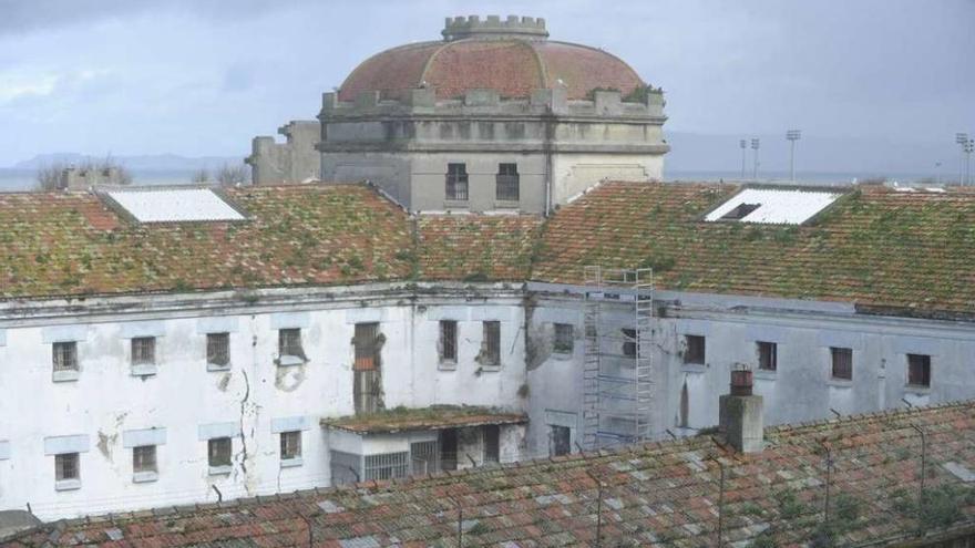 Un andamio, ayer, en la antigua prisión provincial.