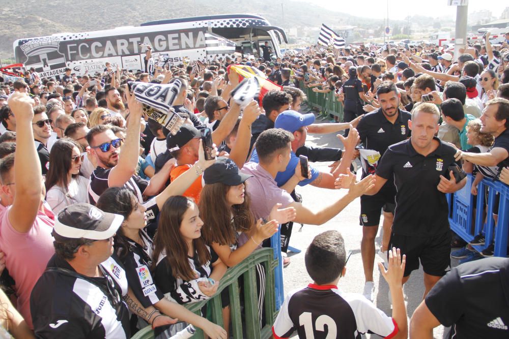 Multitudinaria llegada del FC Cartagena