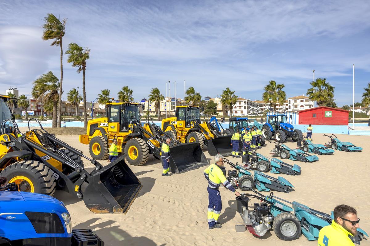 En Torrevieja, las playas contarán este año con nueva flota de limpieza, tras una inversión de 3,4 millones.