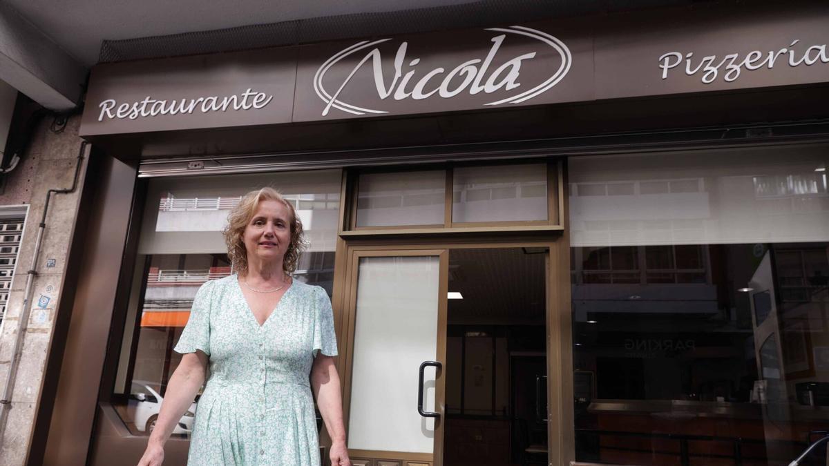 Assunta Raimo Castro, delante del restaurante Nicola, en Pi y Margall.