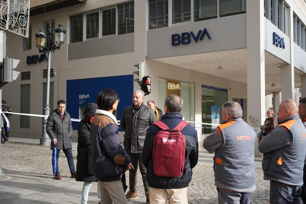 Fotogalería | Exterior del edificio de la Diputación de Badajoz, desalojado por un aviso de bomba