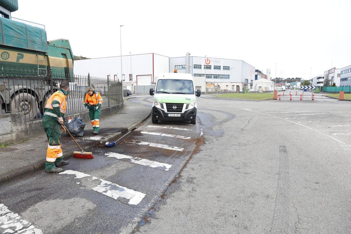 La carrera ilegal que ha dejado un reguero de heridos en Gijón, en imágenes