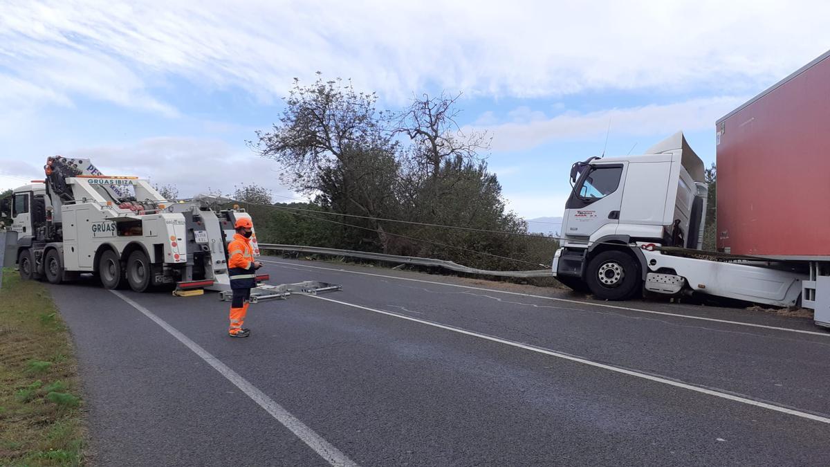 Momento en que Grúas Ibiza saca el camión de la calzada.