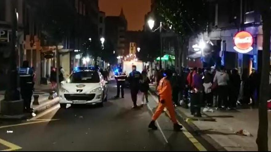 La calle del Rosal durante la noche del último carnaval en Oviedo.