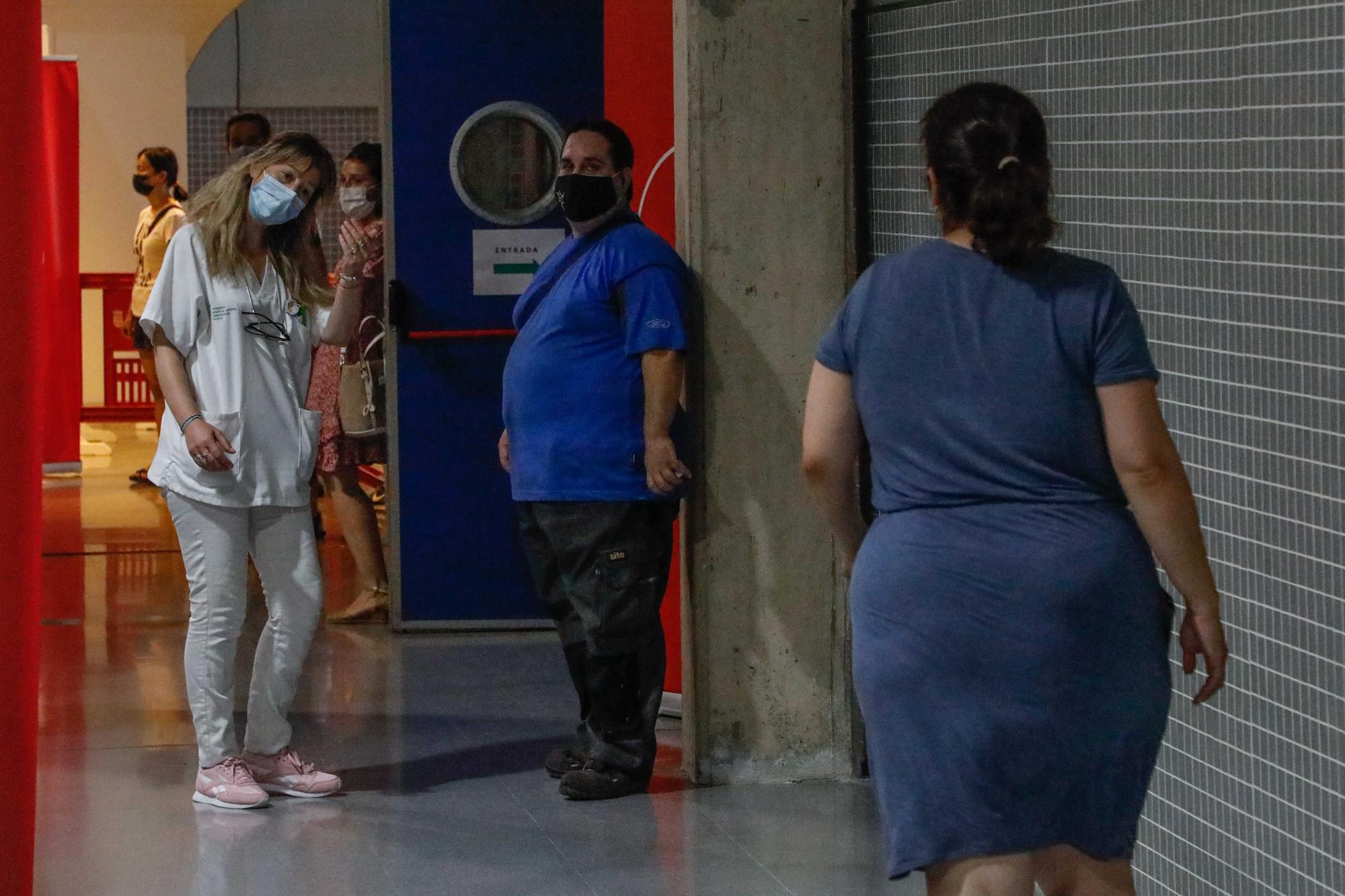 Vacunación de treintañeros en el pabellón municipal de El Vedat, en Torrent