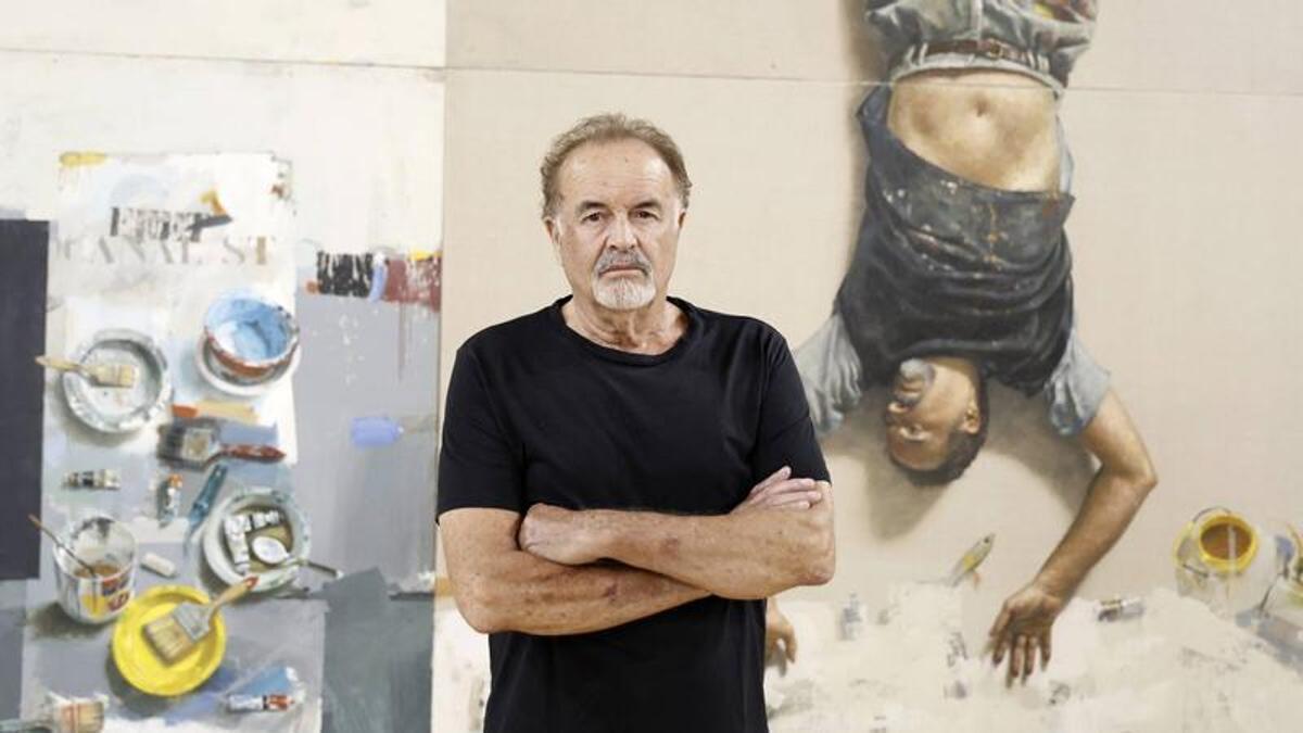 O pintor compostelán Quintana Martelo, que expón en Teo
