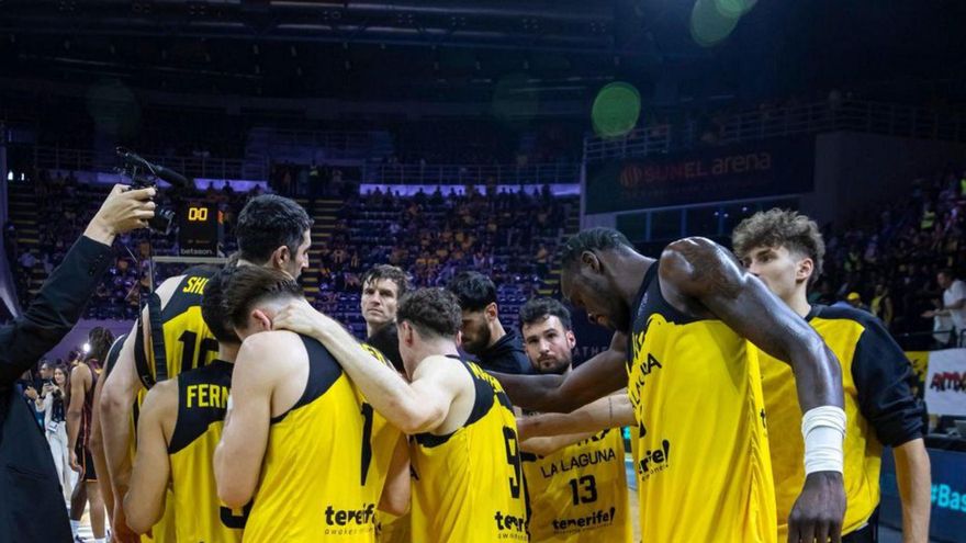 La plantilla del CB Canarias, tras su último partido en la BCL.