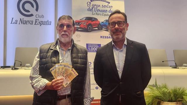 Juan José Álvarez recibe los 1.000 euros de su premio de manos de Marcos Alonso, gerente de LA NUEVA ESPAÑA.
