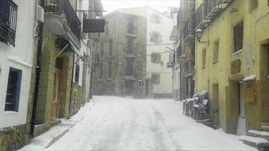 La nieve deja cortes de carreteras y luz en un gélido día en la provincia