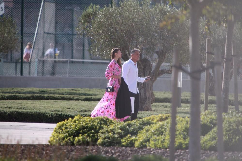 Miquel Àngel Nadal con su novia saliendo de Manacor.