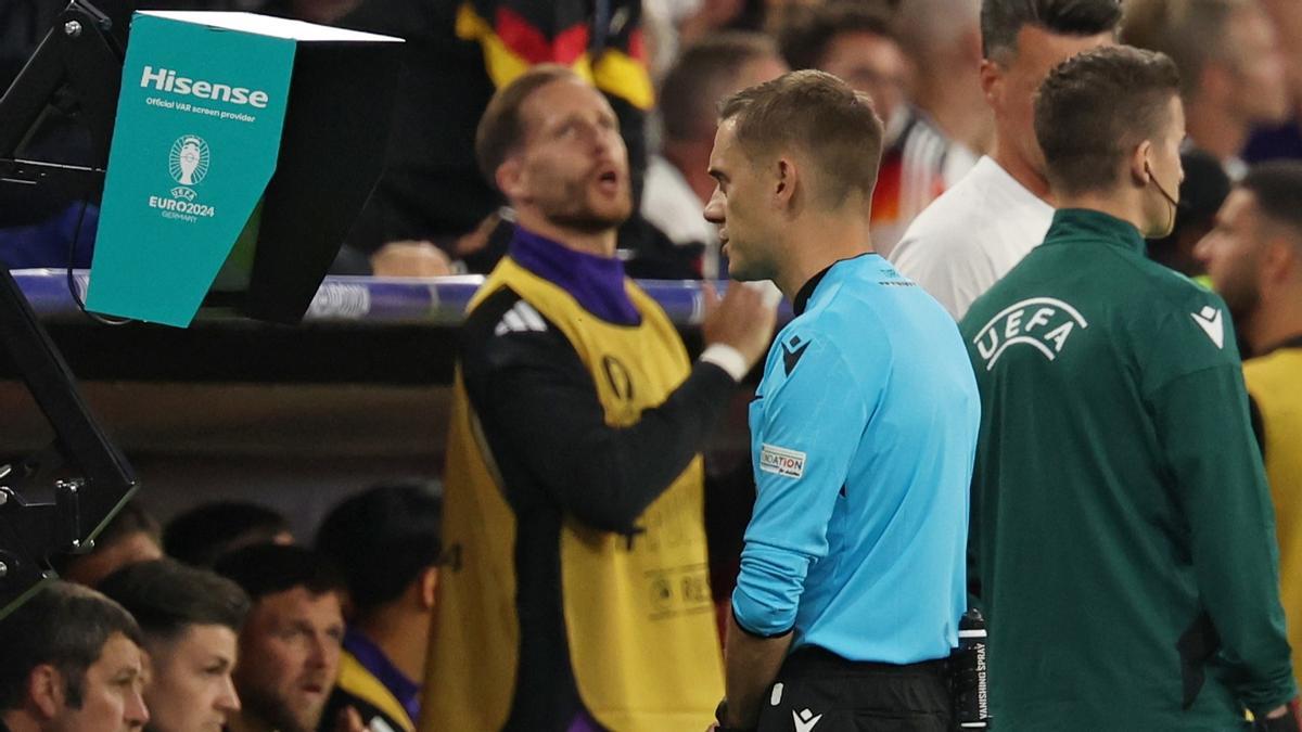 El francés Clément Turpin consulta las imágenes para pitar un penalti en el Alemania-Escocia.